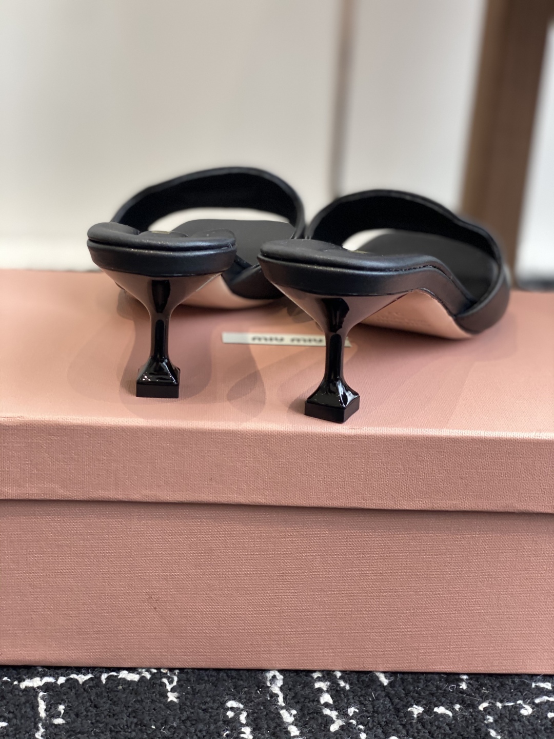 代购级
Miu Miu 25ss 最新夏季 小猫跟 牛仔布 拖鞋

今年夏天为你们多准备几双必备拖鞋，老