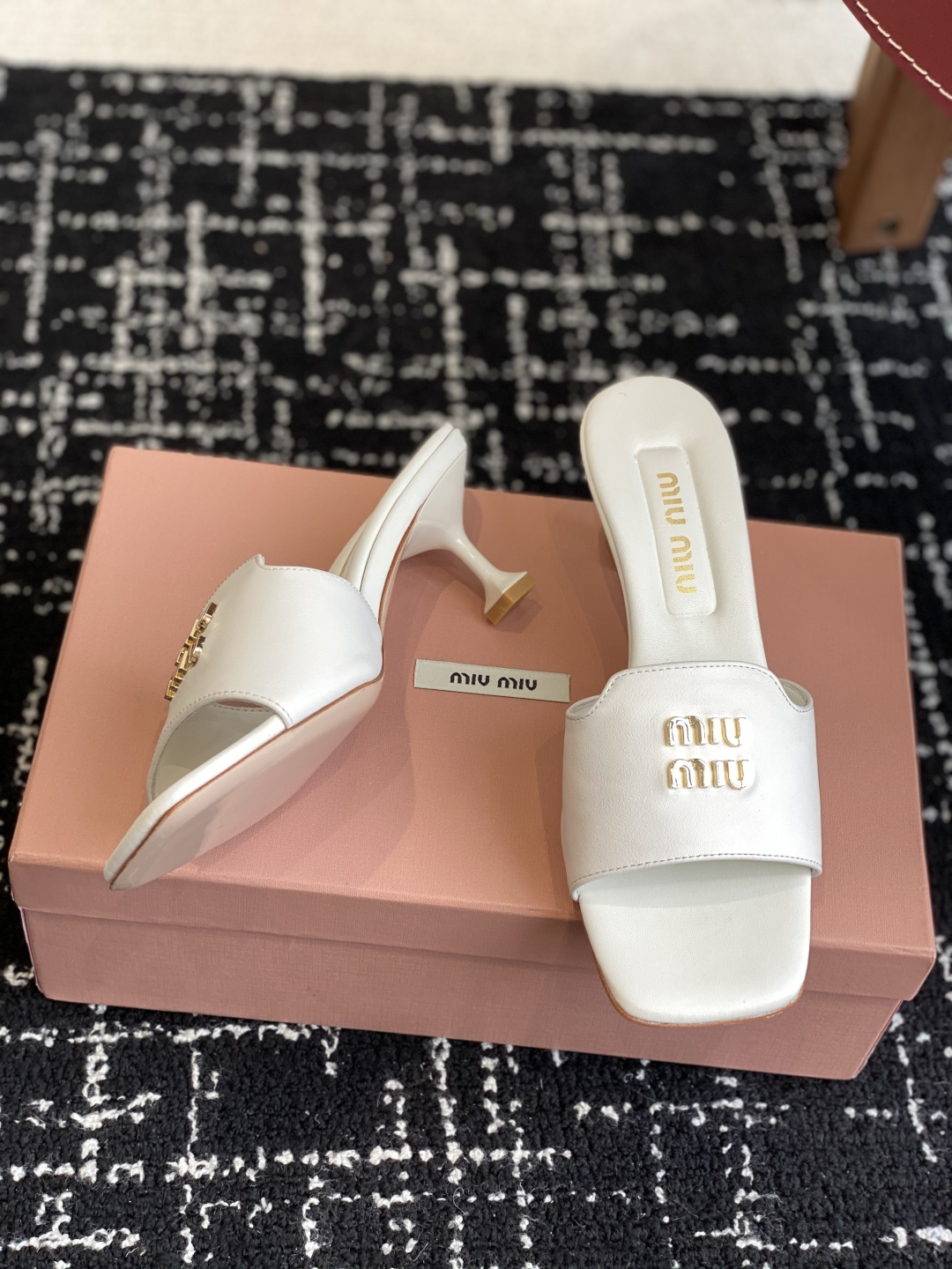 代购级
Miu Miu 25ss 最新夏季 小猫跟 牛仔布 拖鞋

今年夏天为你们多准备几双必备拖鞋，老
