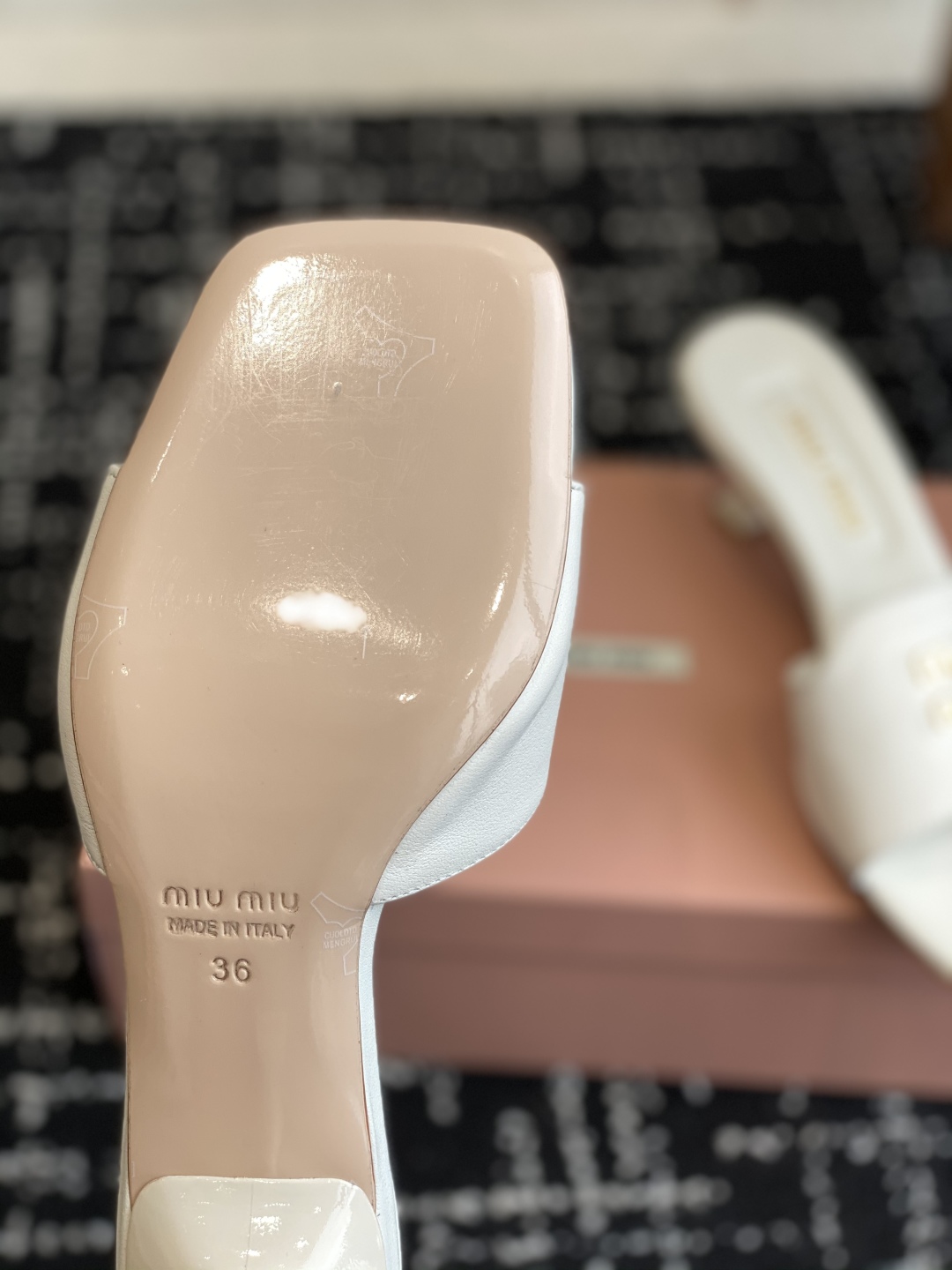 代购级
Miu Miu 25ss 最新夏季 小猫跟 牛仔布 拖鞋

今年夏天为你们多准备几双必备拖鞋，老