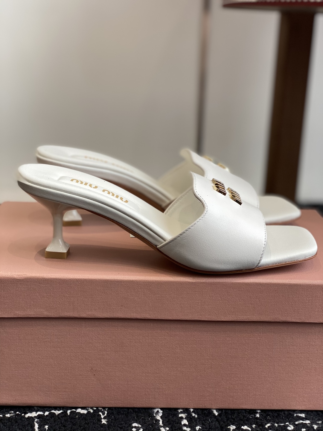 代购级
Miu Miu 25ss 最新夏季 小猫跟 牛仔布 拖鞋

今年夏天为你们多准备几双必备拖鞋，老