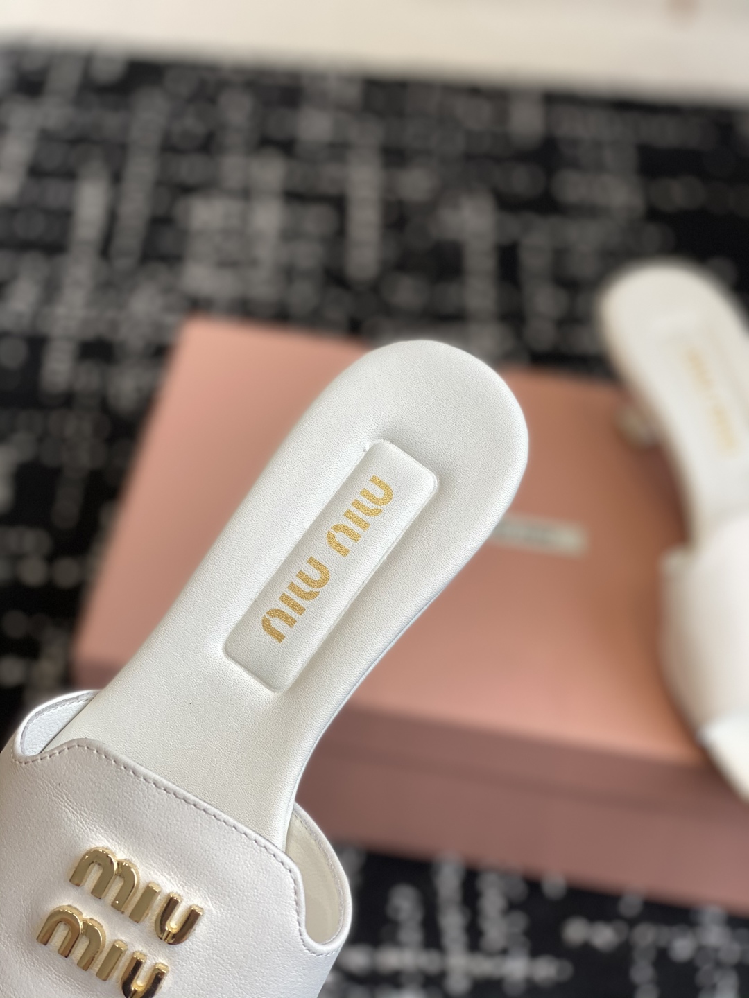 代购级
Miu Miu 25ss 最新夏季 小猫跟 牛仔布 拖鞋

今年夏天为你们多准备几双必备拖鞋，老