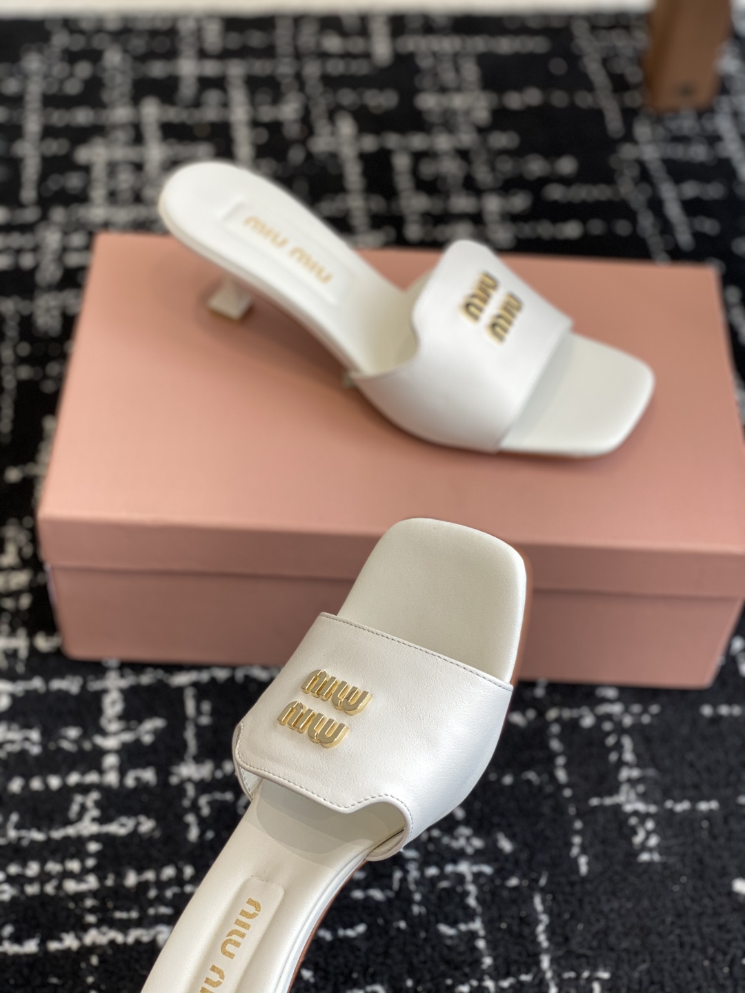 代购级
Miu Miu 25ss 最新夏季 小猫跟 牛仔布 拖鞋

今年夏天为你们多准备几双必备拖鞋，老