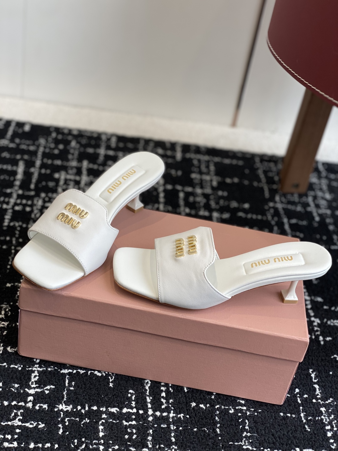 代购级
Miu Miu 25ss 最新夏季 小猫跟 牛仔布 拖鞋

今年夏天为你们多准备几双必备拖鞋，老