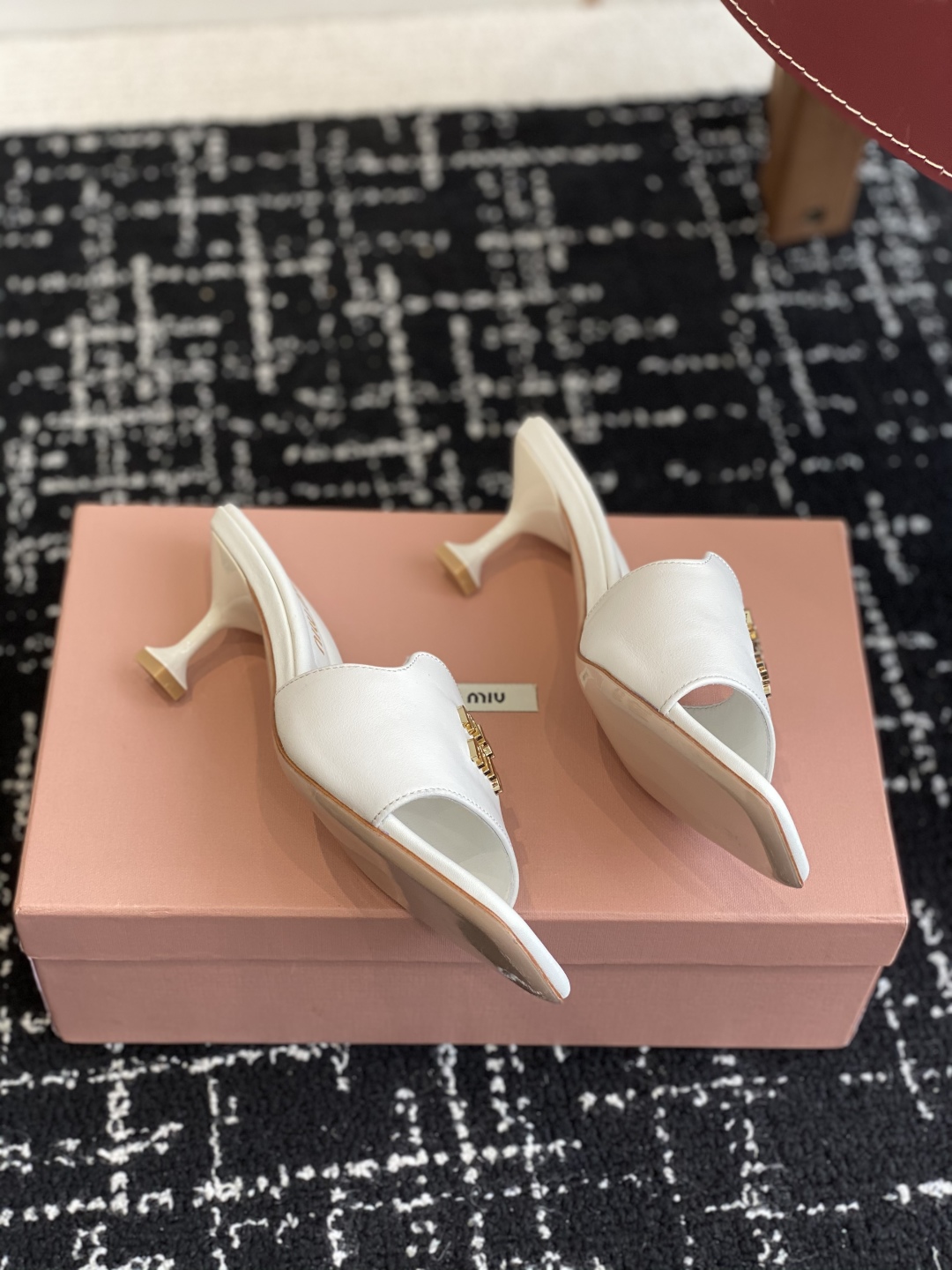 代购级
Miu Miu 25ss 最新夏季 小猫跟 牛仔布 拖鞋

今年夏天为你们多准备几双必备拖鞋，老