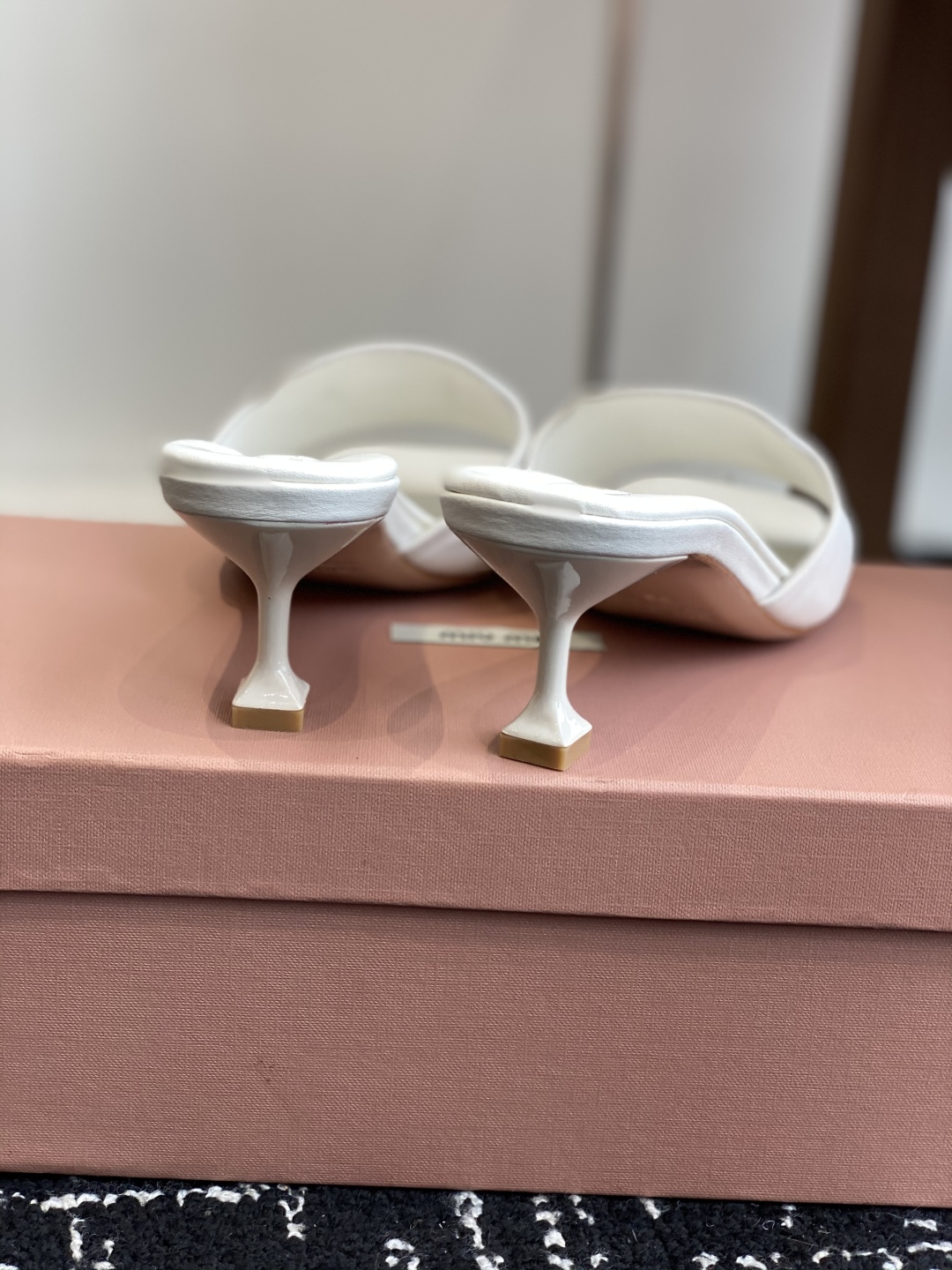 代购级
Miu Miu 25ss 最新夏季 小猫跟 牛仔布 拖鞋

今年夏天为你们多准备几双必备拖鞋，老