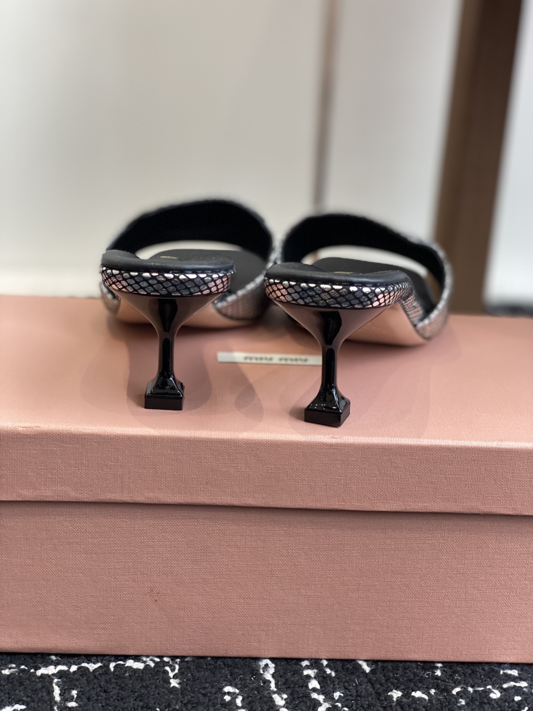 代购级
Miu Miu 25ss 最新夏季 小猫跟 牛仔布 拖鞋

今年夏天为你们多准备几双必备拖鞋，老