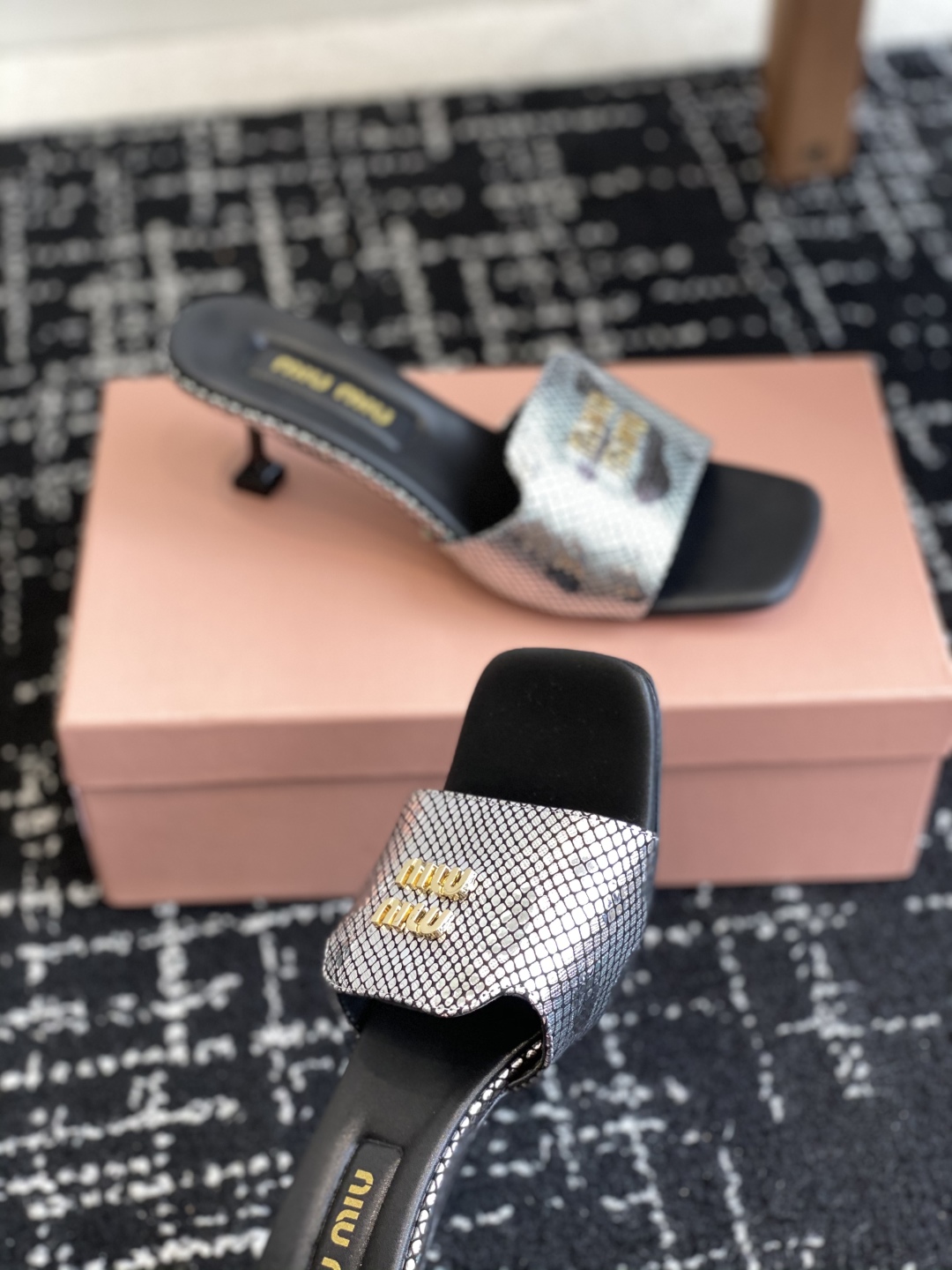 代购级
Miu Miu 25ss 最新夏季 小猫跟 牛仔布 拖鞋

今年夏天为你们多准备几双必备拖鞋，老