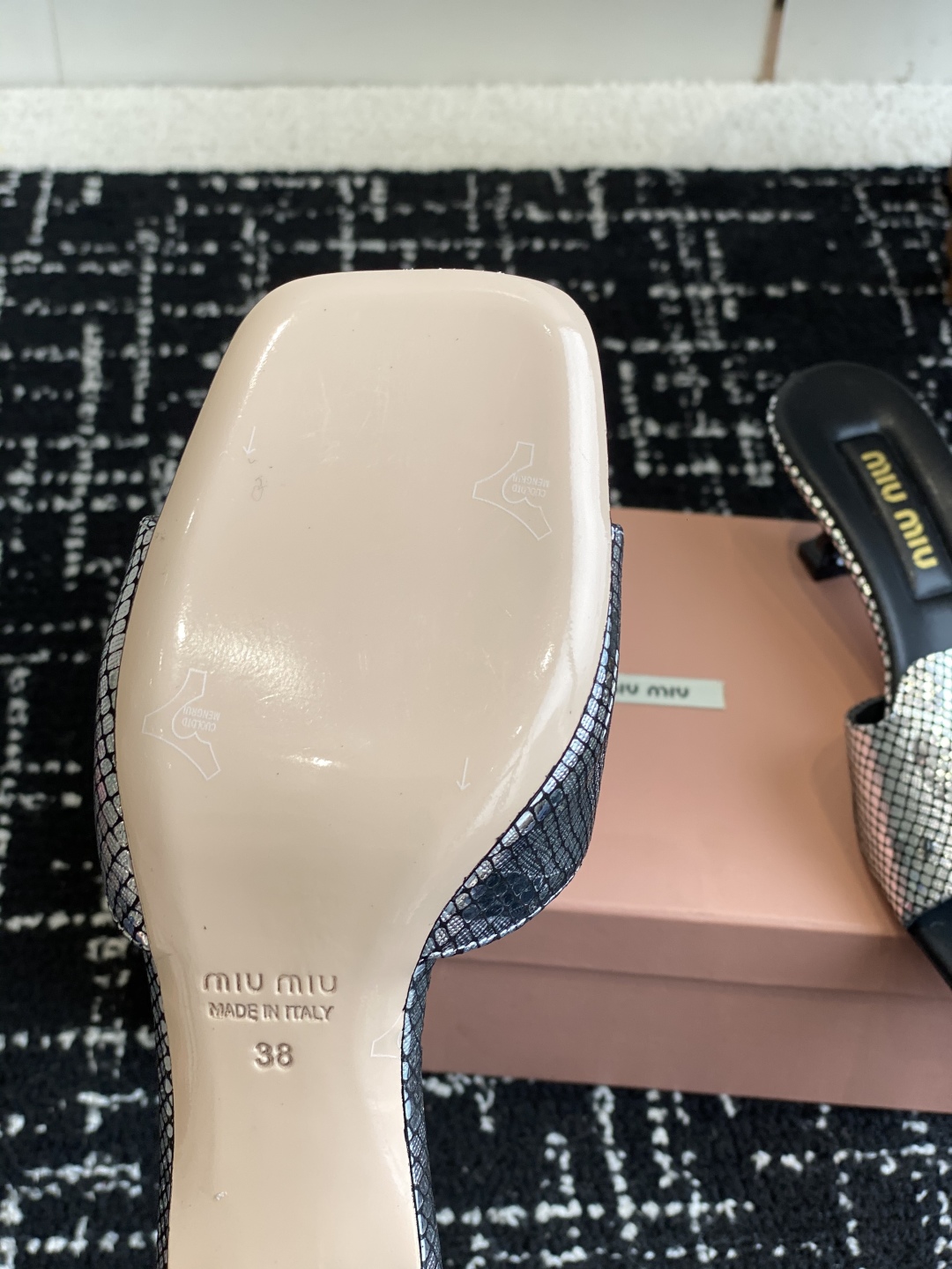 代购级
Miu Miu 25ss 最新夏季 小猫跟 牛仔布 拖鞋

今年夏天为你们多准备几双必备拖鞋，老