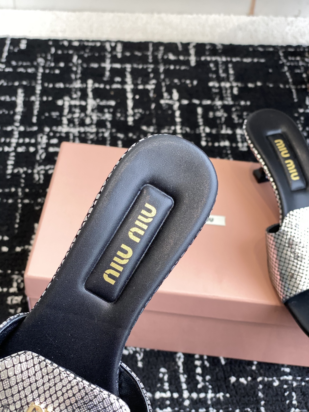 代购级
Miu Miu 25ss 最新夏季 小猫跟 牛仔布 拖鞋

今年夏天为你们多准备几双必备拖鞋，老