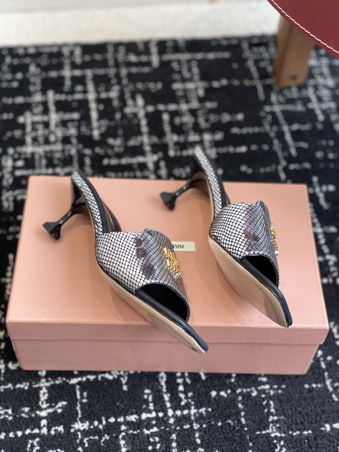 代购级
Miu Miu 25ss 最新夏季 小猫跟 牛仔布 拖鞋

今年夏天为你们多准备几双必备拖鞋，老
