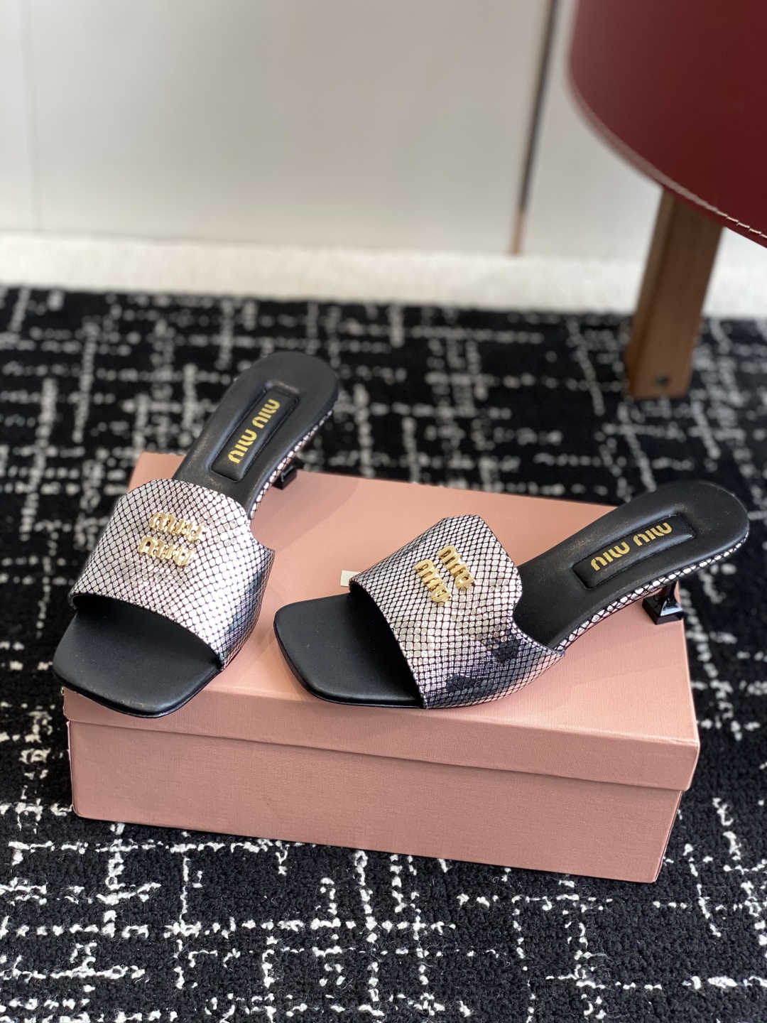 代购级
Miu Miu 25ss 最新夏季 小猫跟 牛仔布 拖鞋

今年夏天为你们多准备几双必备拖鞋，老