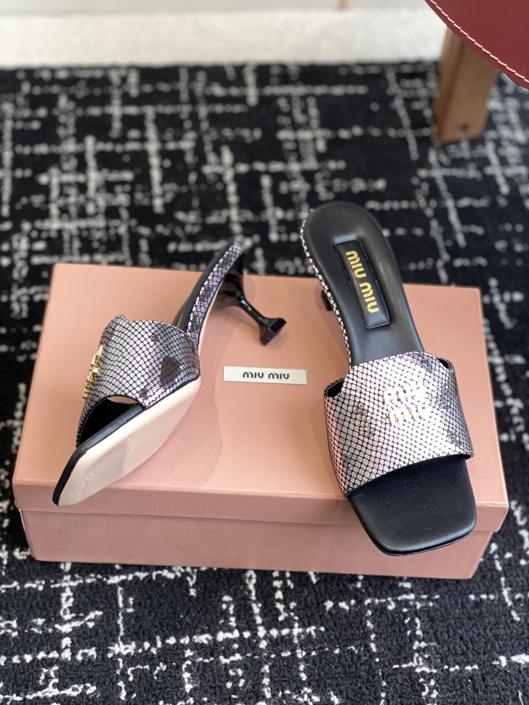 代购级
Miu Miu 25ss 最新夏季 小猫跟 牛仔布 拖鞋

今年夏天为你们多准备几双必备拖鞋，老