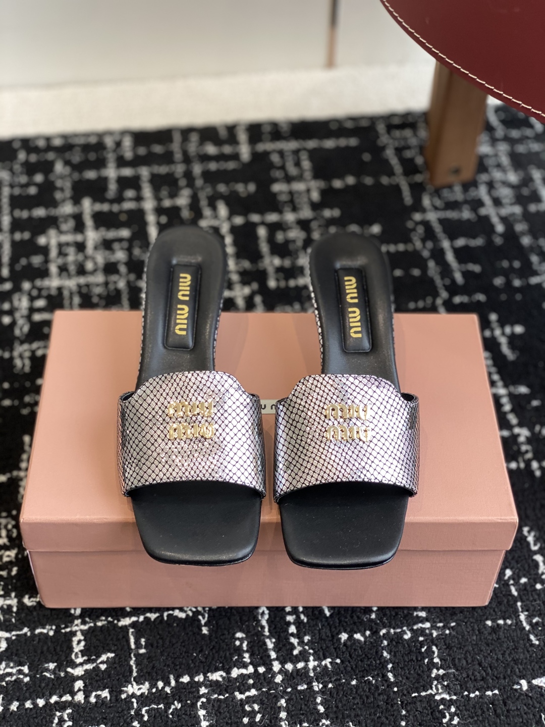 代购级
Miu Miu 25ss 最新夏季 小猫跟 牛仔布 拖鞋

今年夏天为你们多准备几双必备拖鞋，老