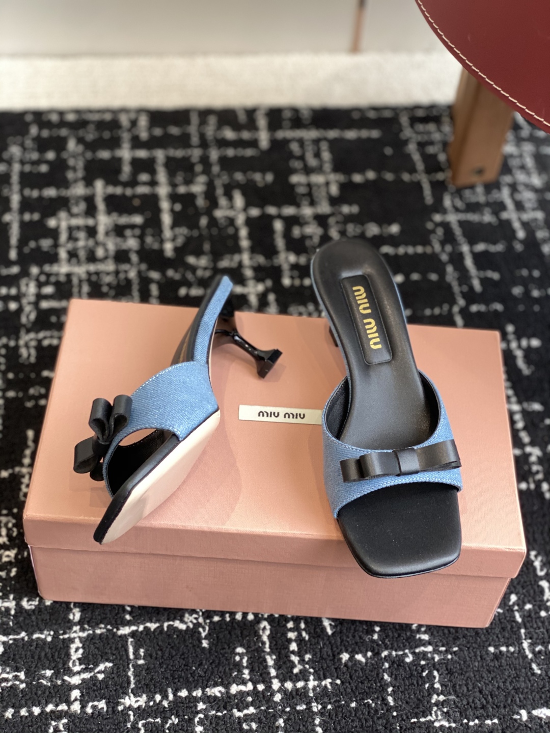 代购级
Miu Miu 25ss 最新夏季 小猫跟 牛仔布 拖鞋

今年夏天为你们多准备几双必备拖鞋，老