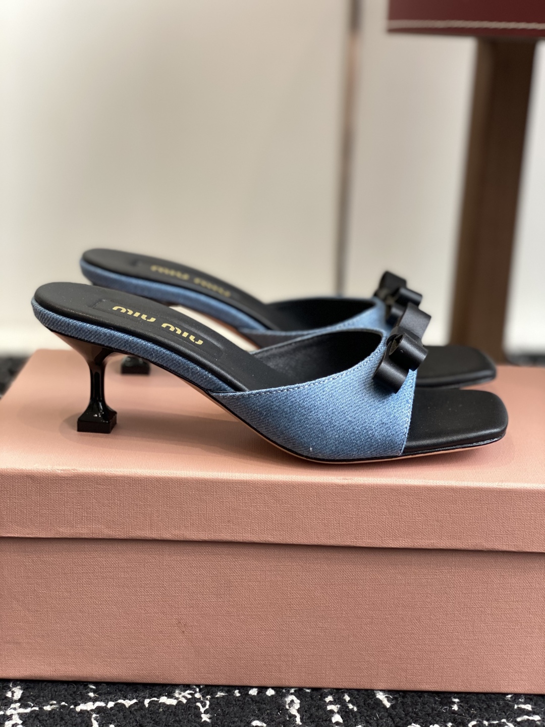 代购级
Miu Miu 25ss 最新夏季 小猫跟 牛仔布 拖鞋

今年夏天为你们多准备几双必备拖鞋，老