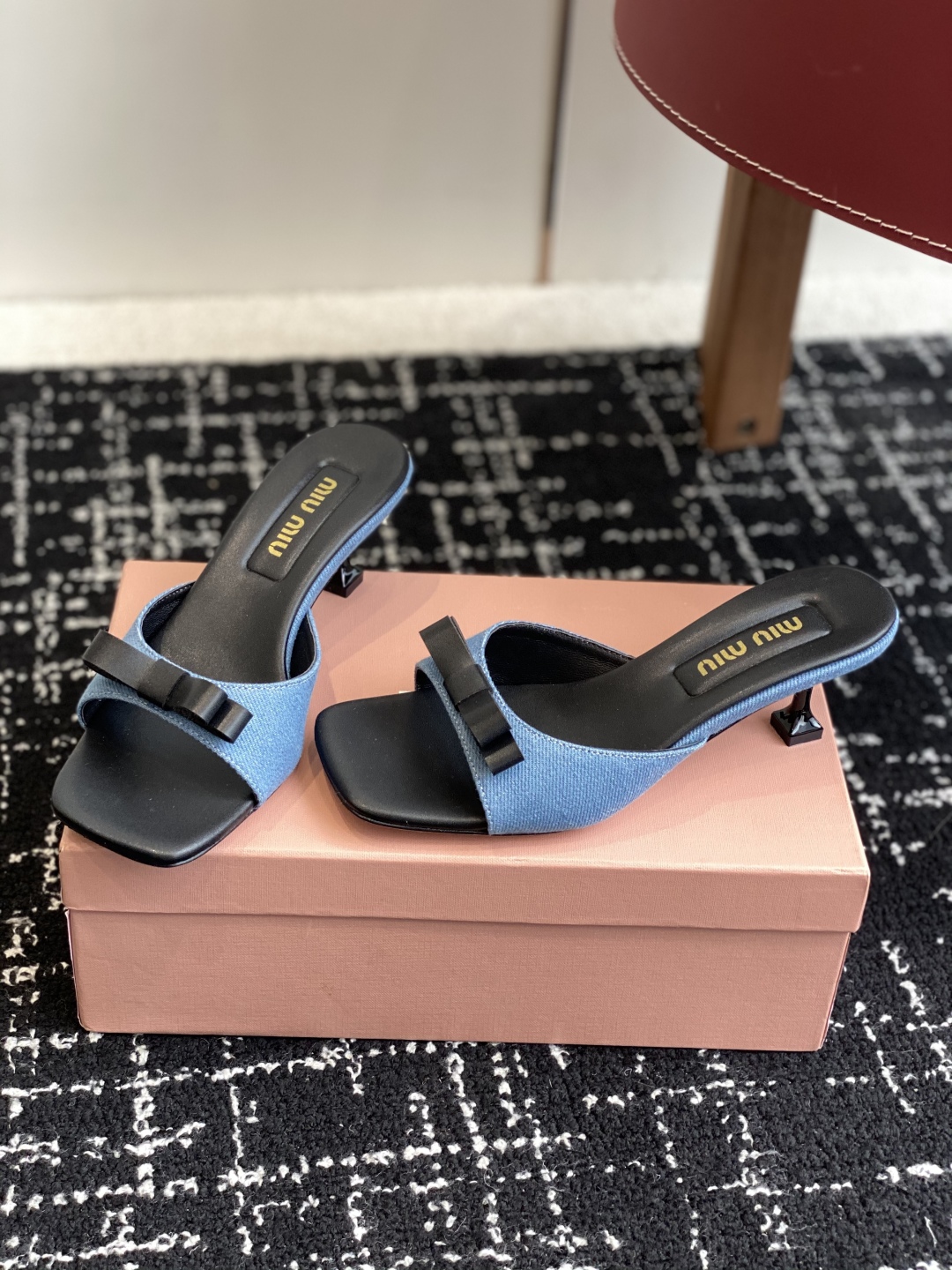 代购级
Miu Miu 25ss 最新夏季 小猫跟 牛仔布 拖鞋

今年夏天为你们多准备几双必备拖鞋，老