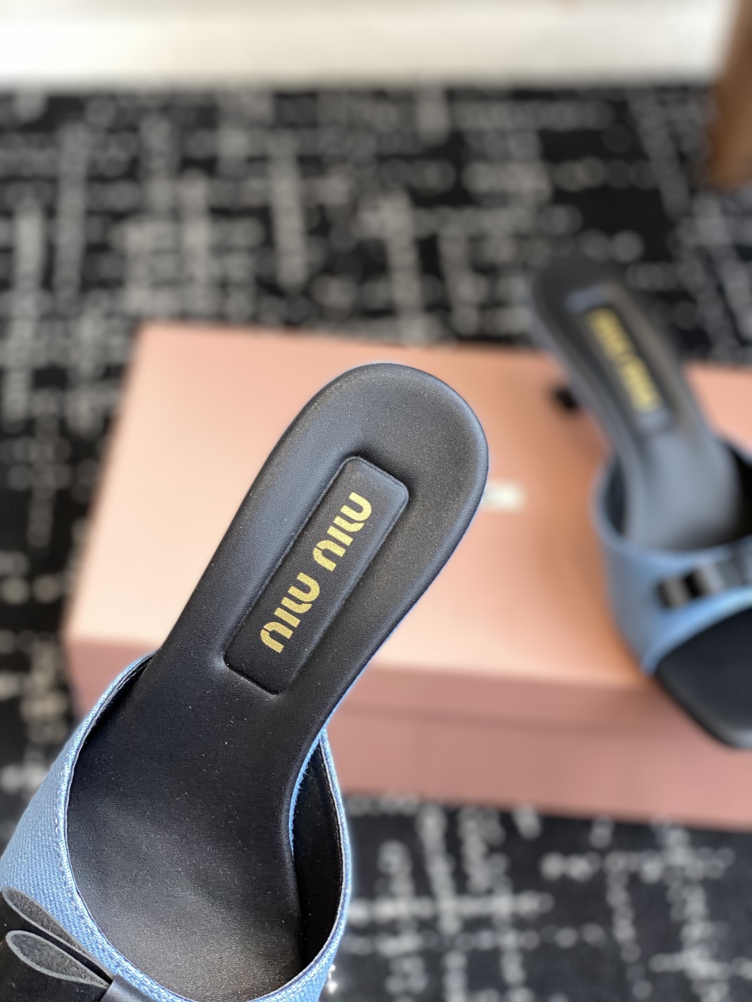 代购级
Miu Miu 25ss 最新夏季 小猫跟 牛仔布 拖鞋

今年夏天为你们多准备几双必备拖鞋，老