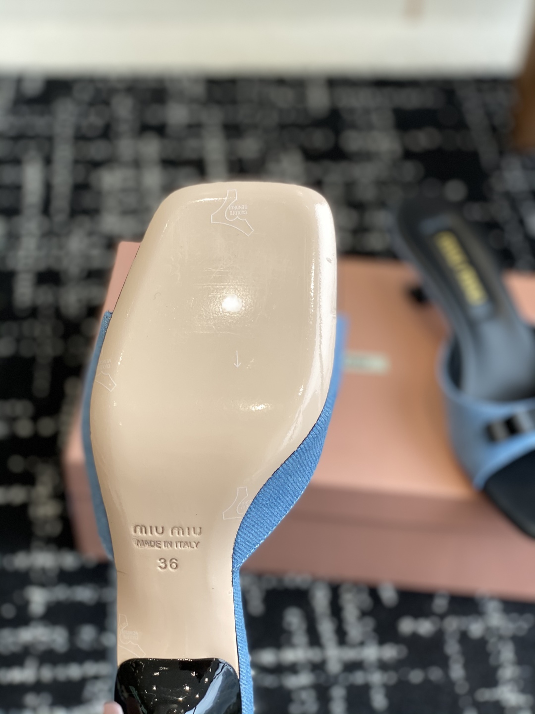代购级
Miu Miu 25ss 最新夏季 小猫跟 牛仔布 拖鞋

今年夏天为你们多准备几双必备拖鞋，老
