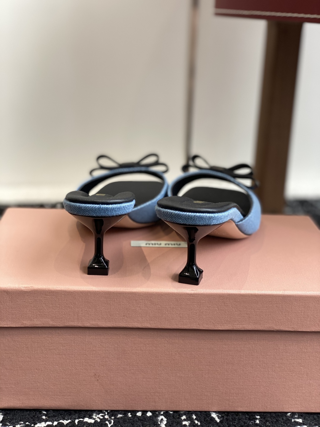 代购级
Miu Miu 25ss 最新夏季 小猫跟 牛仔布 拖鞋

今年夏天为你们多准备几双必备拖鞋，老