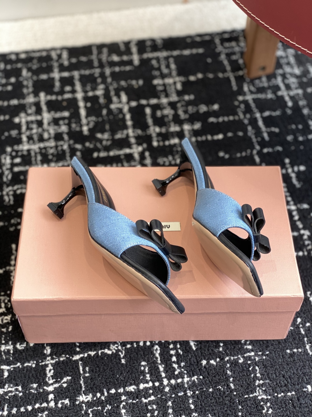 代购级
Miu Miu 25ss 最新夏季 小猫跟 牛仔布 拖鞋

今年夏天为你们多准备几双必备拖鞋，老