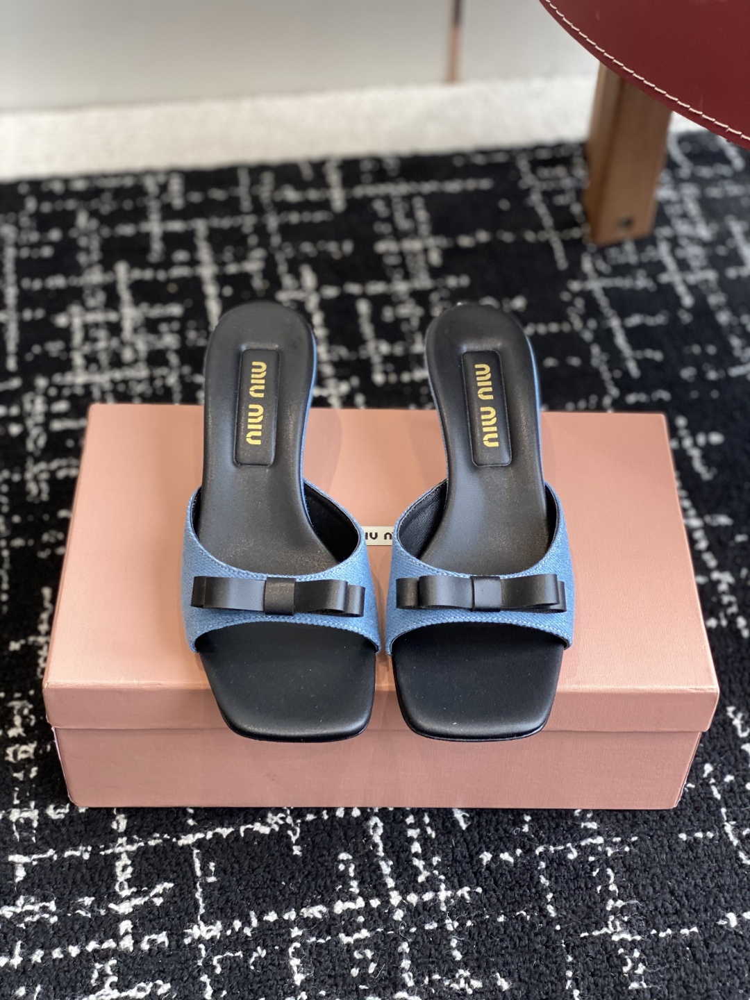 代购级
Miu Miu 25ss 最新夏季 小猫跟 牛仔布 拖鞋

今年夏天为你们多准备几双必备拖鞋，老