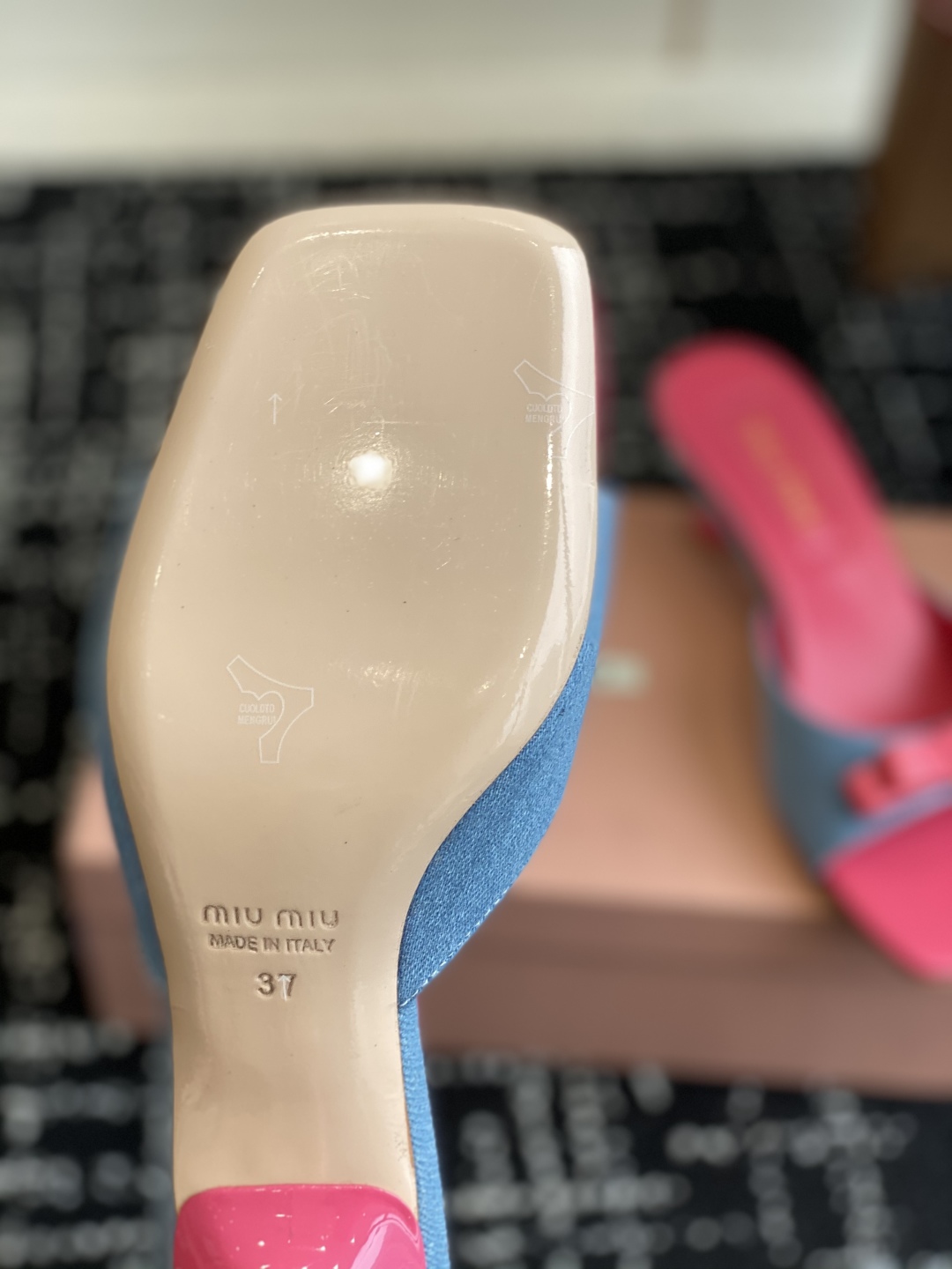 代购级
Miu Miu 25ss 最新夏季 小猫跟 牛仔布 拖鞋

今年夏天为你们多准备几双必备拖鞋，老