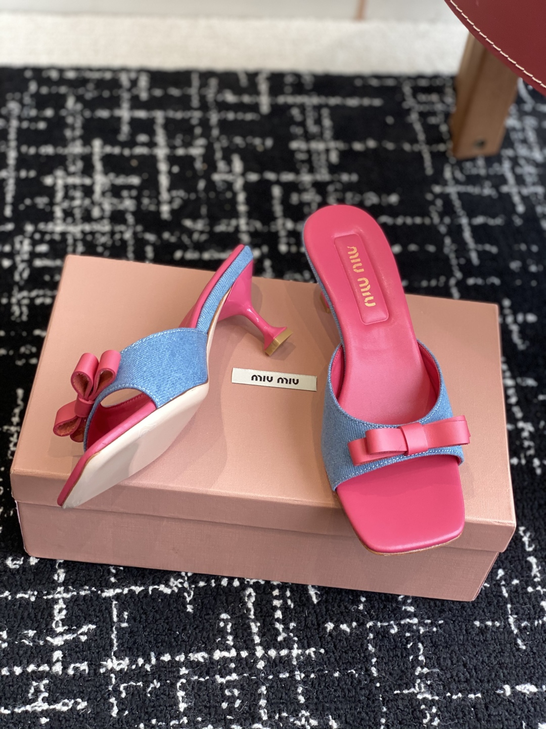 代购级
Miu Miu 25ss 最新夏季 小猫跟 牛仔布 拖鞋

今年夏天为你们多准备几双必备拖鞋，老