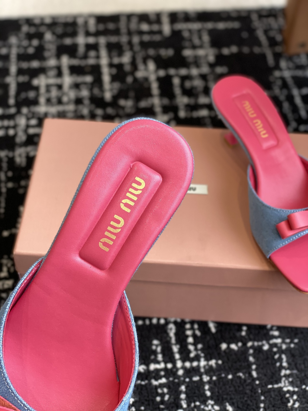 代购级
Miu Miu 25ss 最新夏季 小猫跟 牛仔布 拖鞋

今年夏天为你们多准备几双必备拖鞋，老