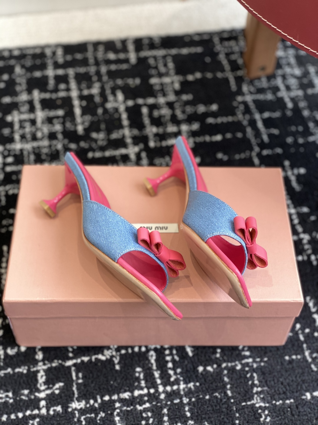 代购级
Miu Miu 25ss 最新夏季 小猫跟 牛仔布 拖鞋

今年夏天为你们多准备几双必备拖鞋，老
