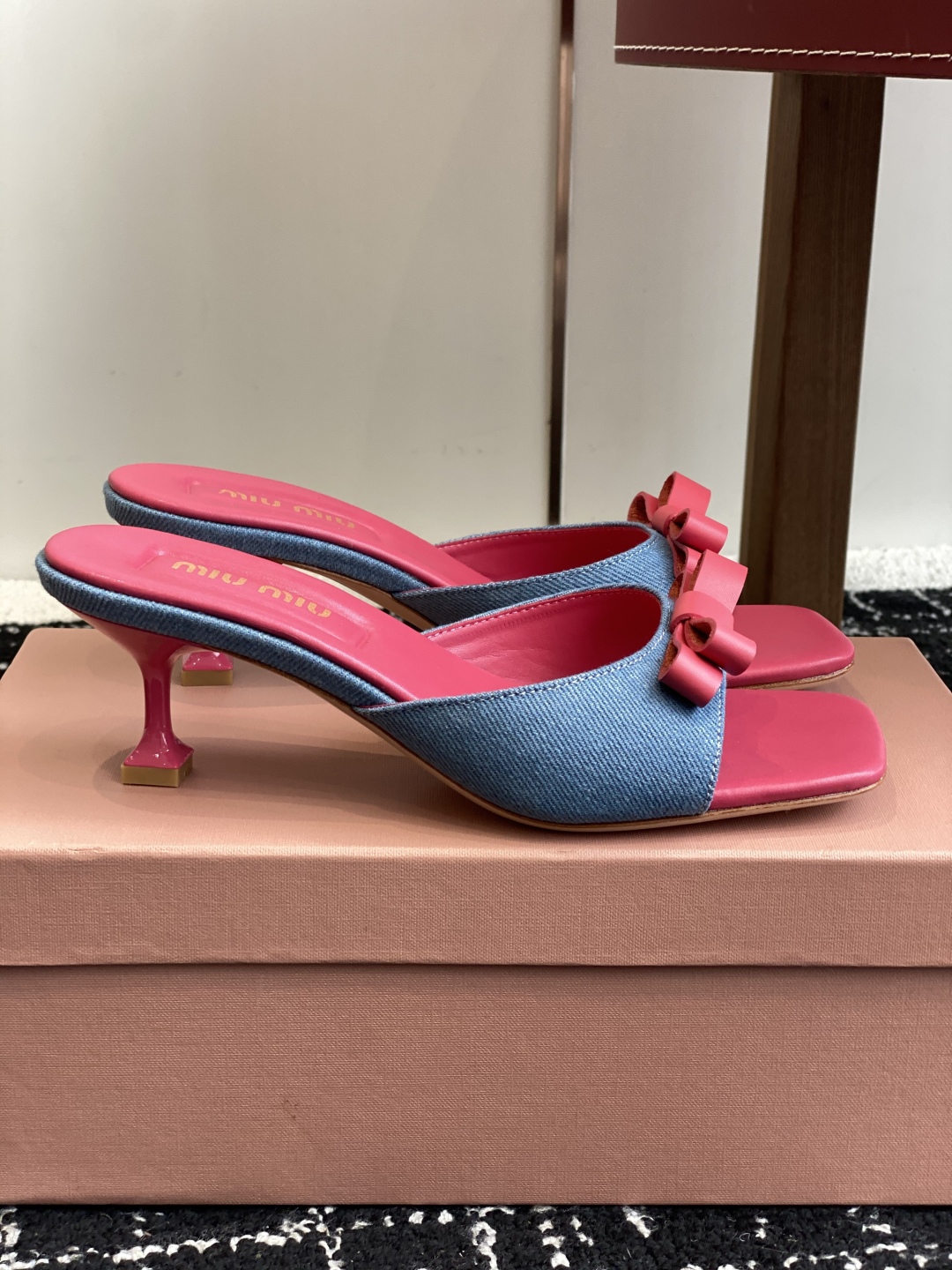 代购级
Miu Miu 25ss 最新夏季 小猫跟 牛仔布 拖鞋

今年夏天为你们多准备几双必备拖鞋，老