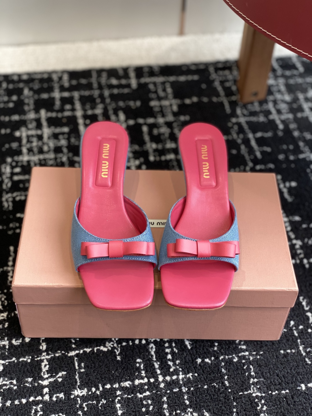 代购级
Miu Miu 25ss 最新夏季 小猫跟 牛仔布 拖鞋

今年夏天为你们多准备几双必备拖鞋，老