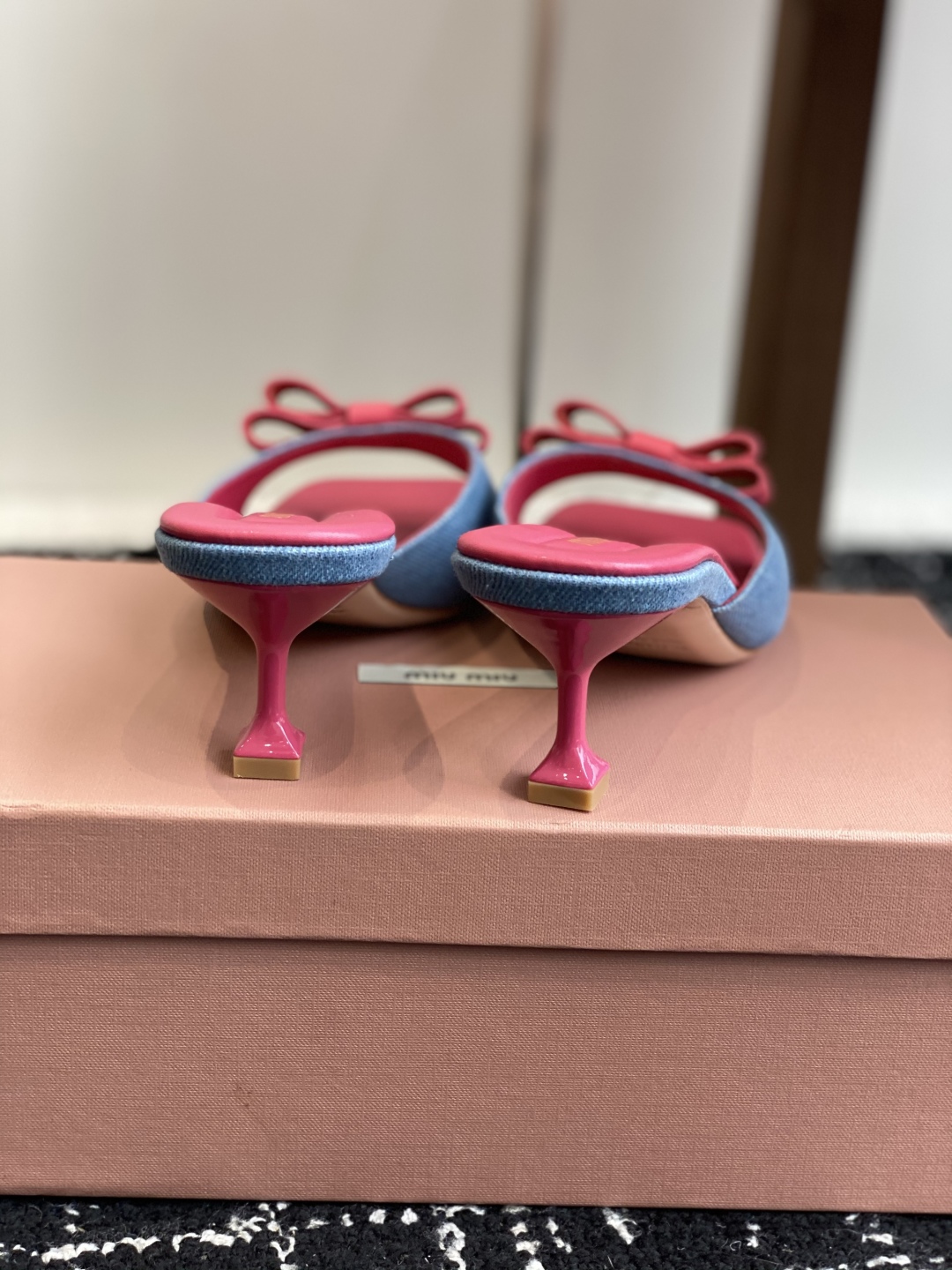 代购级
Miu Miu 25ss 最新夏季 小猫跟 牛仔布 拖鞋

今年夏天为你们多准备几双必备拖鞋，老