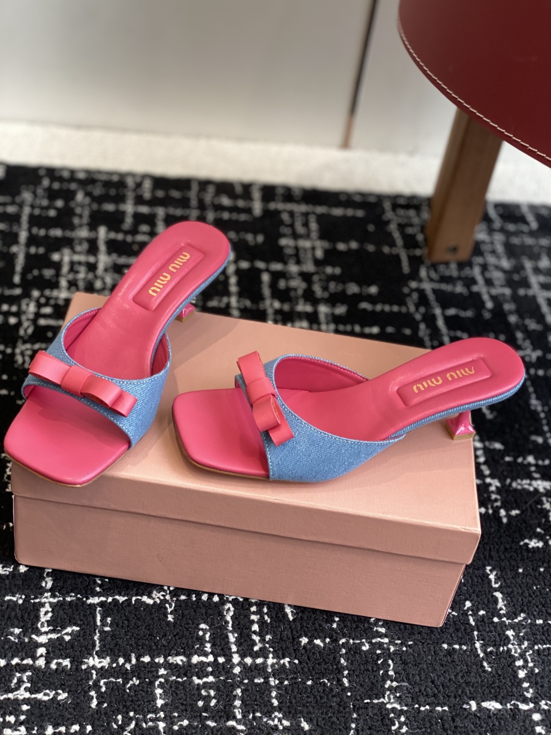 代购级
Miu Miu 25ss 最新夏季 小猫跟 牛仔布 拖鞋

今年夏天为你们多准备几双必备拖鞋，老