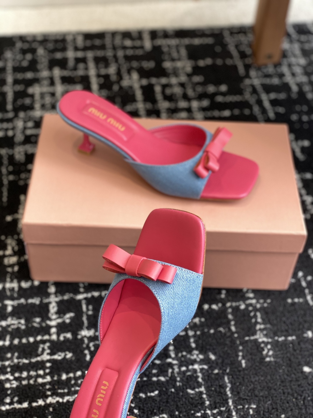 代购级
Miu Miu 25ss 最新夏季 小猫跟 牛仔布 拖鞋

今年夏天为你们多准备几双必备拖鞋，老