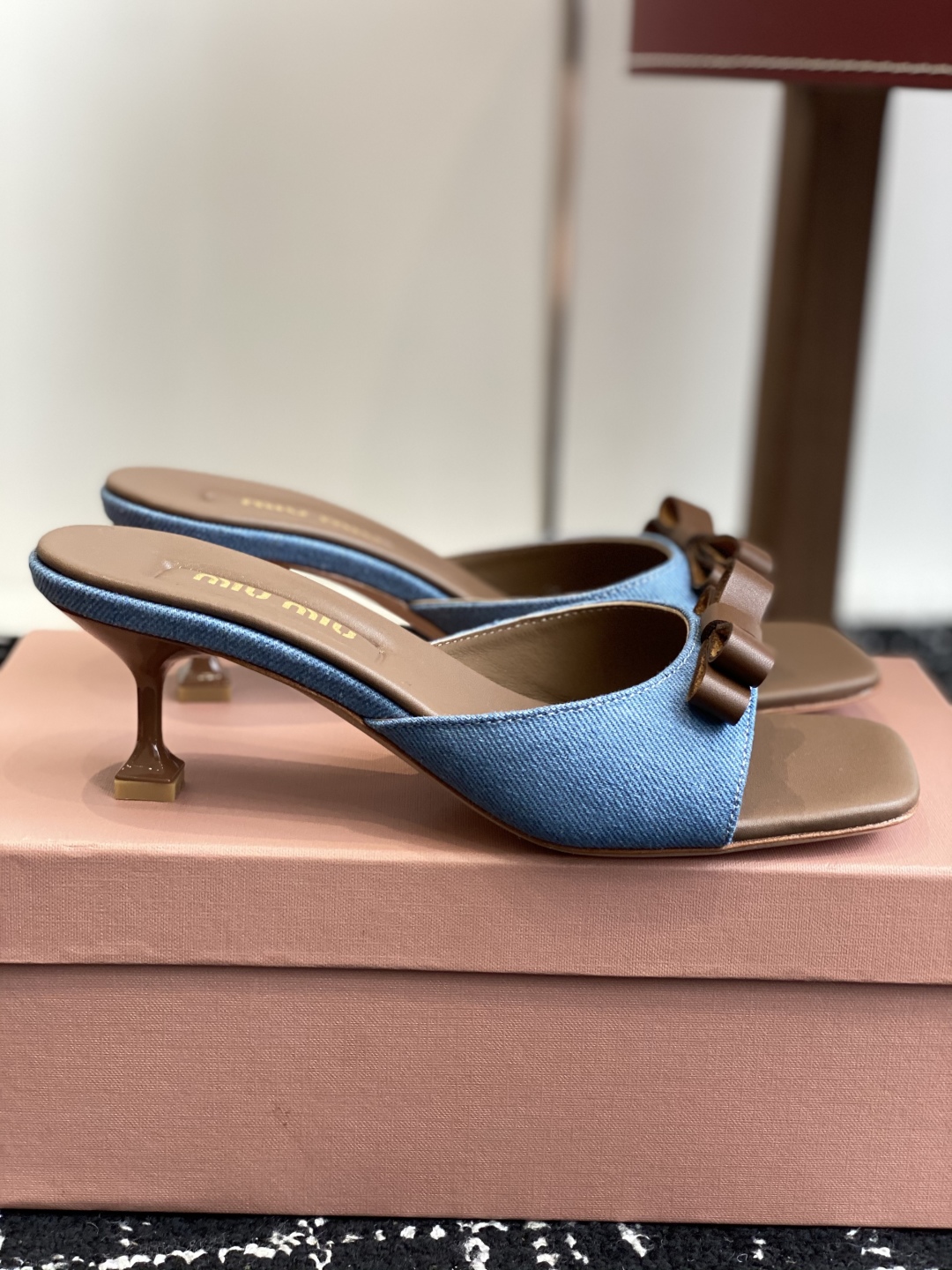 代购级
Miu Miu 25ss 最新夏季 小猫跟 牛仔布 拖鞋

今年夏天为你们多准备几双必备拖鞋，老