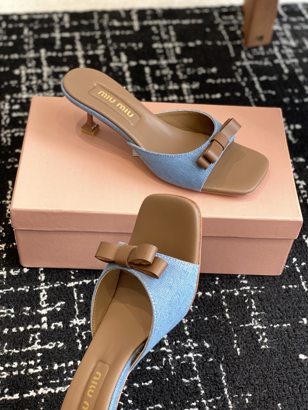 代购级
Miu Miu 25ss 最新夏季 小猫跟 牛仔布 拖鞋

今年夏天为你们多准备几双必备拖鞋，老