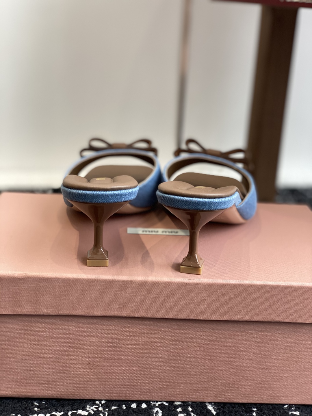 代购级
Miu Miu 25ss 最新夏季 小猫跟 牛仔布 拖鞋

今年夏天为你们多准备几双必备拖鞋，老