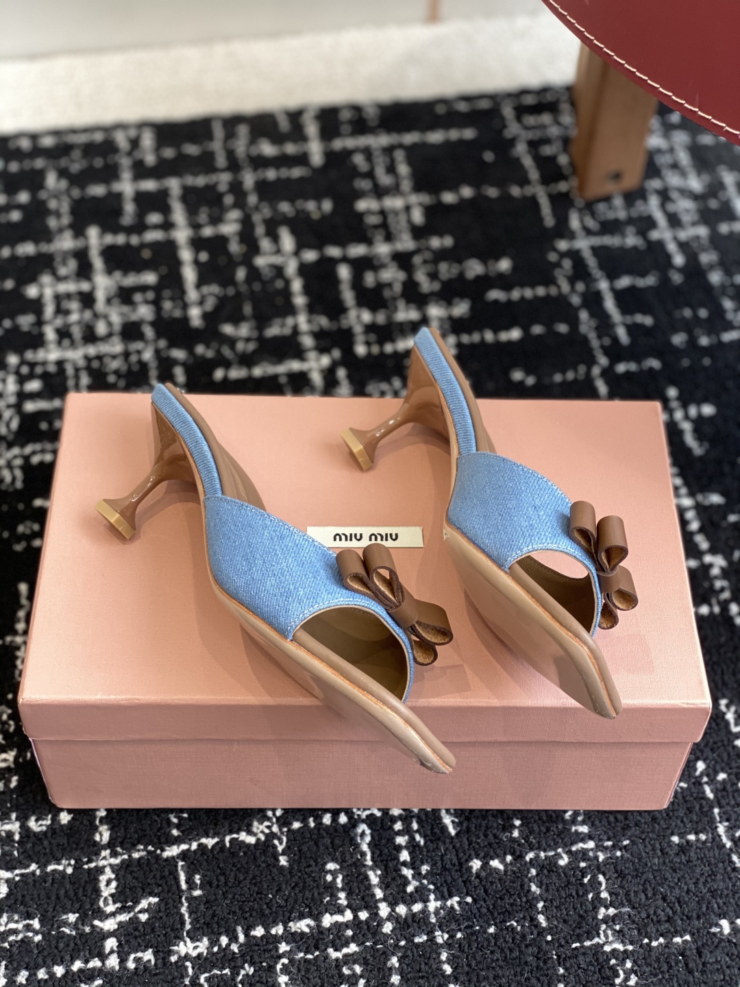 代购级
Miu Miu 25ss 最新夏季 小猫跟 牛仔布 拖鞋

今年夏天为你们多准备几双必备拖鞋，老
