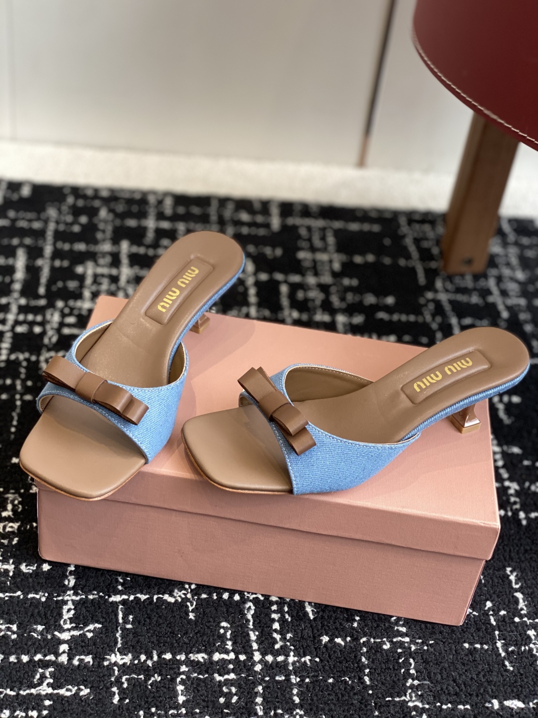 代购级
Miu Miu 25ss 最新夏季 小猫跟 牛仔布 拖鞋

今年夏天为你们多准备几双必备拖鞋，老