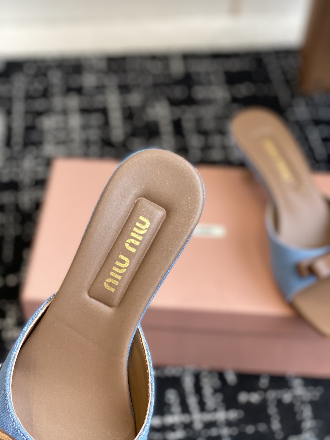 代购级
Miu Miu 25ss 最新夏季 小猫跟 牛仔布 拖鞋

今年夏天为你们多准备几双必备拖鞋，老