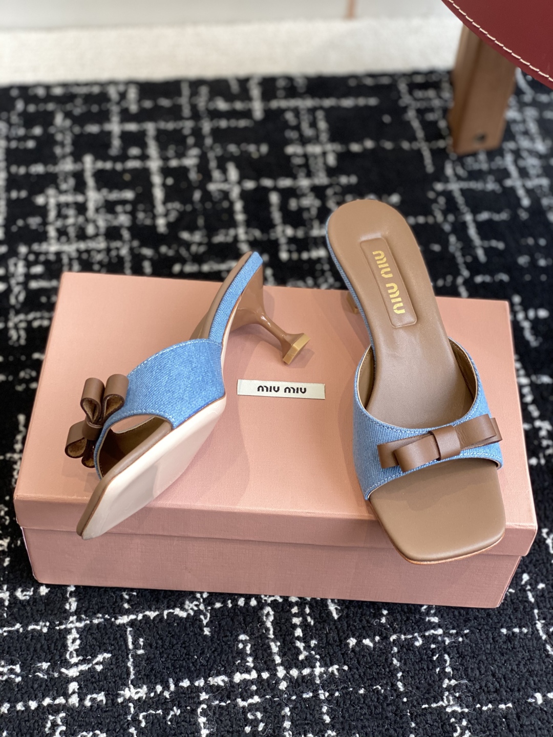 代购级
Miu Miu 25ss 最新夏季 小猫跟 牛仔布 拖鞋

今年夏天为你们多准备几双必备拖鞋，老
