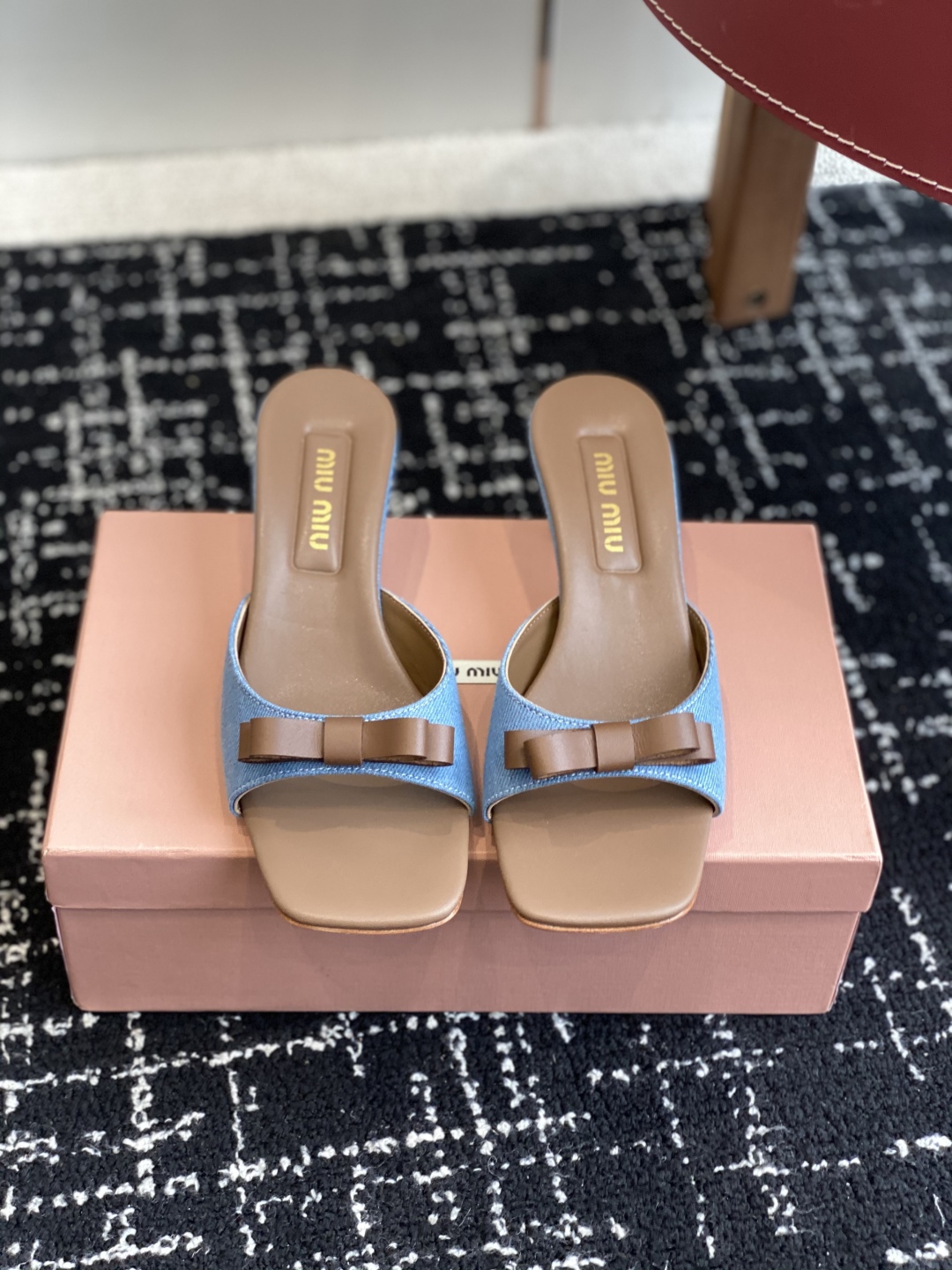 代购级
Miu Miu 25ss 最新夏季 小猫跟 牛仔布 拖鞋

今年夏天为你们多准备几双必备拖鞋，老