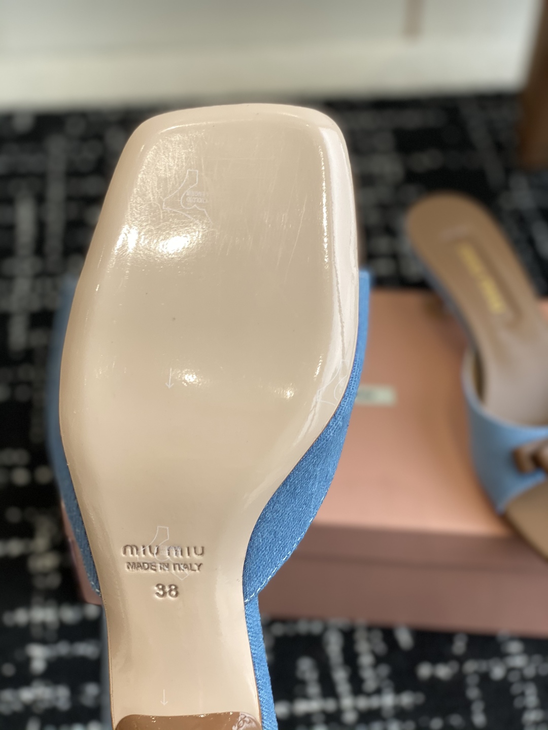 代购级
Miu Miu 25ss 最新夏季 小猫跟 牛仔布 拖鞋

今年夏天为你们多准备几双必备拖鞋，老