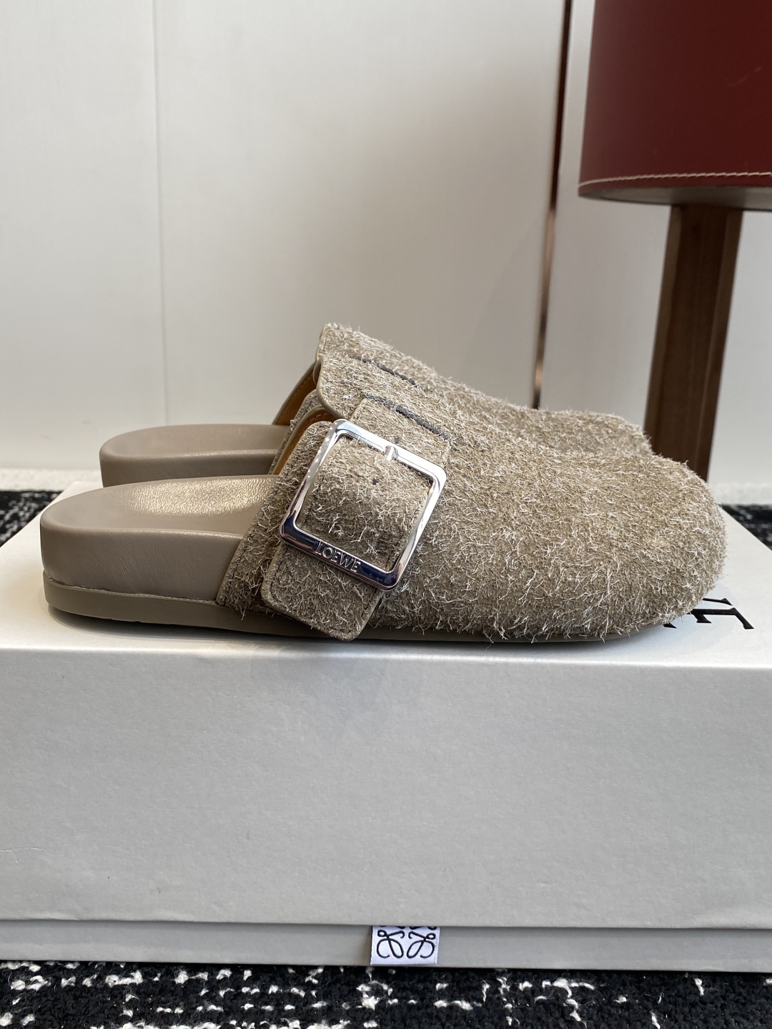 东莞代购级
罗意威新款LoeweCampo 博肯拖 包头拖 半拖 

Loewe全新Campo鞋来自秀场