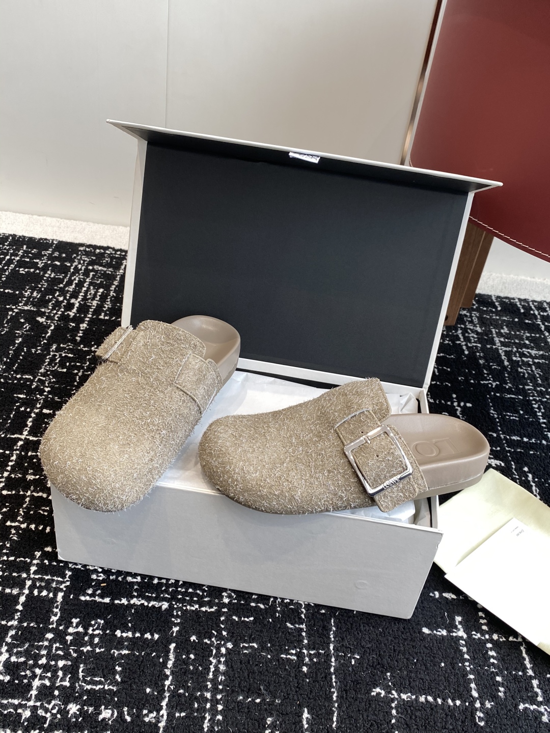 东莞代购级
罗意威新款LoeweCampo 博肯拖 包头拖 半拖 

Loewe全新Campo鞋来自秀场