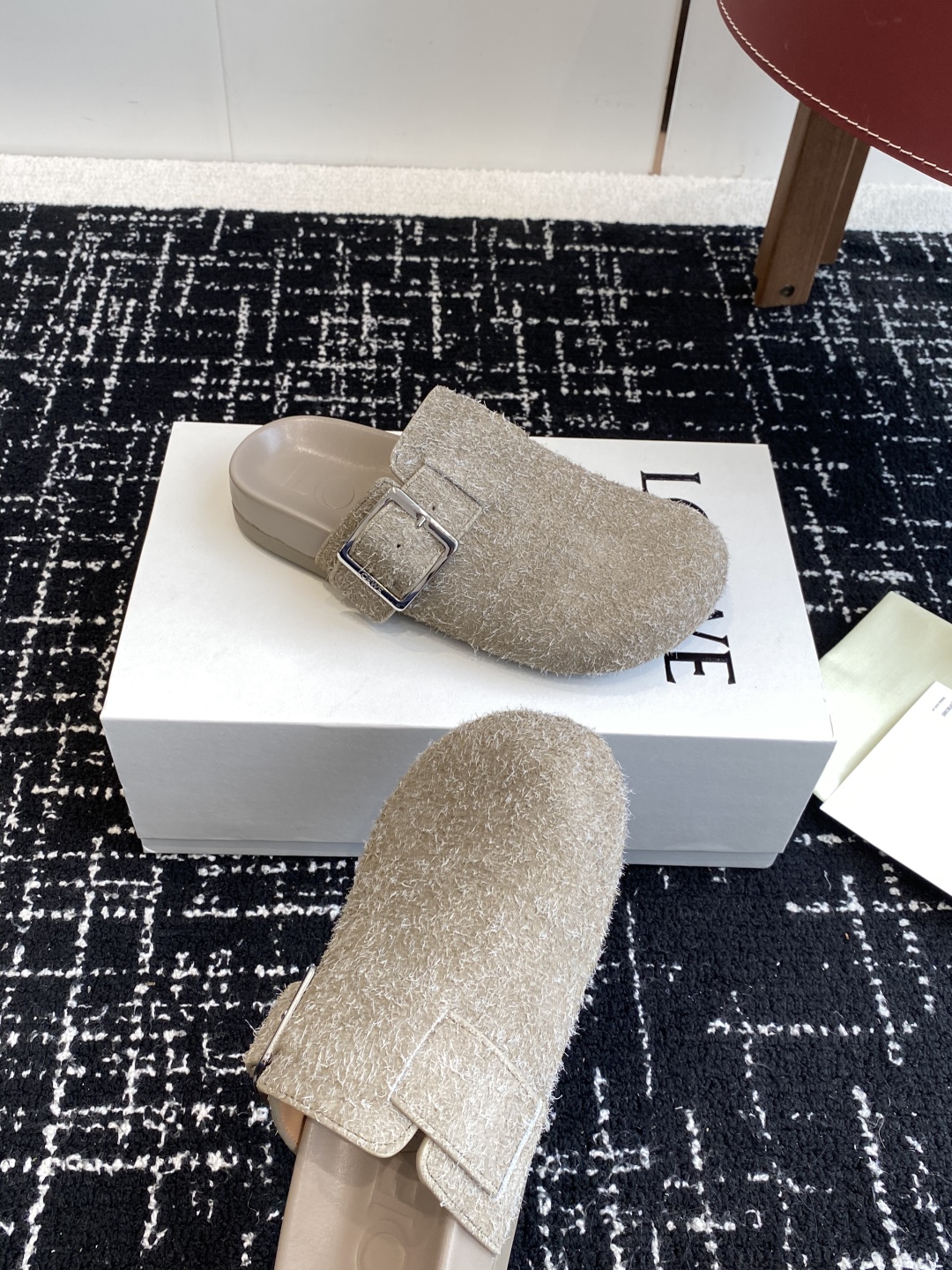 东莞代购级
罗意威新款LoeweCampo 博肯拖 包头拖 半拖 

Loewe全新Campo鞋来自秀场