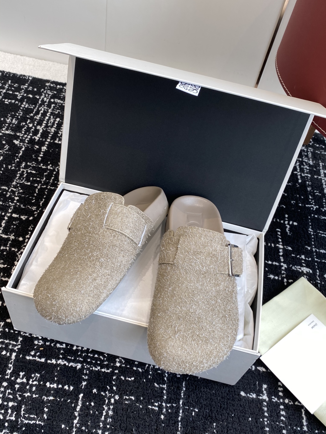 东莞代购级
罗意威新款LoeweCampo 博肯拖 包头拖 半拖 

Loewe全新Campo鞋来自秀场