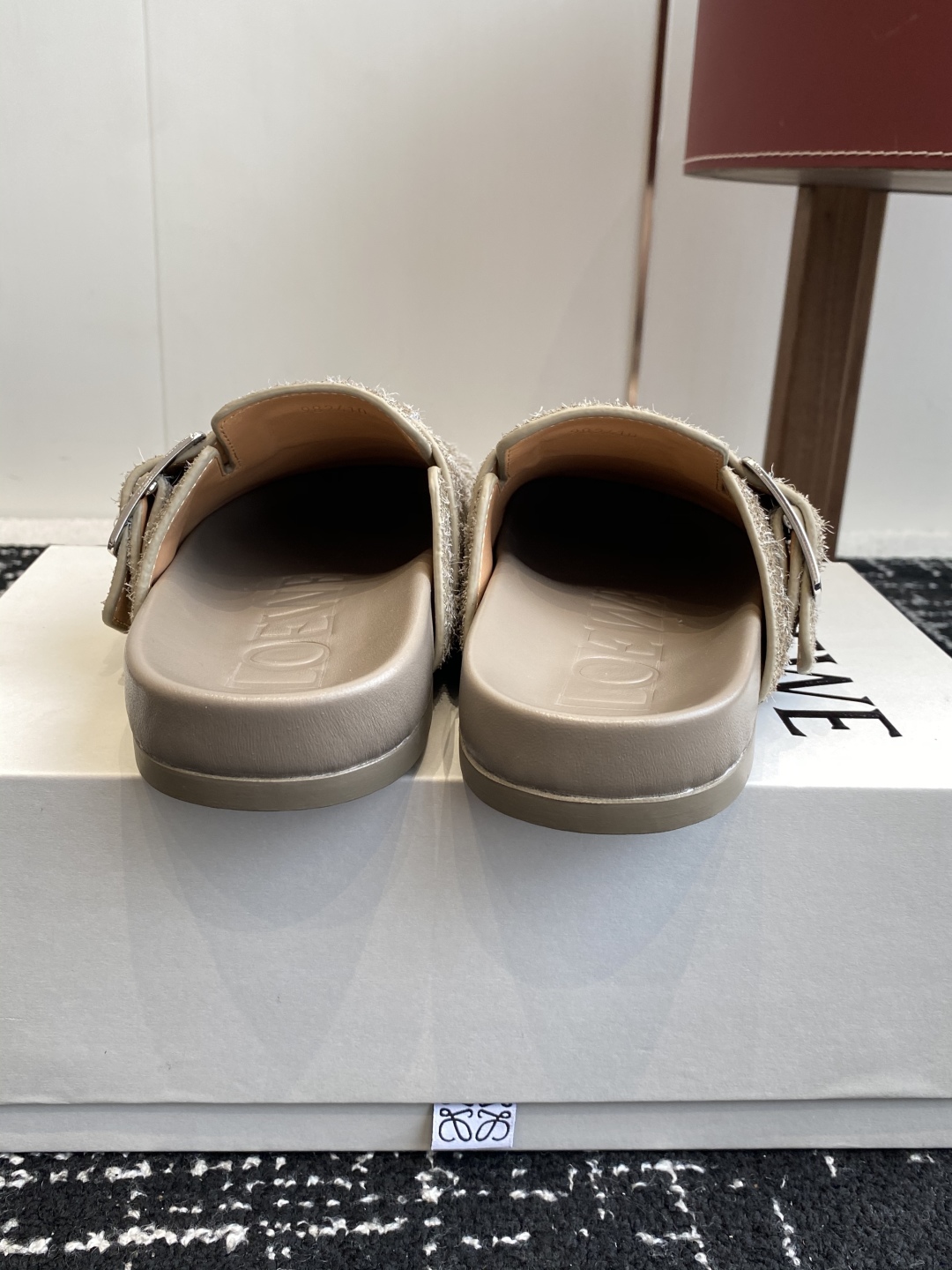 东莞代购级
罗意威新款LoeweCampo 博肯拖 包头拖 半拖 

Loewe全新Campo鞋来自秀场