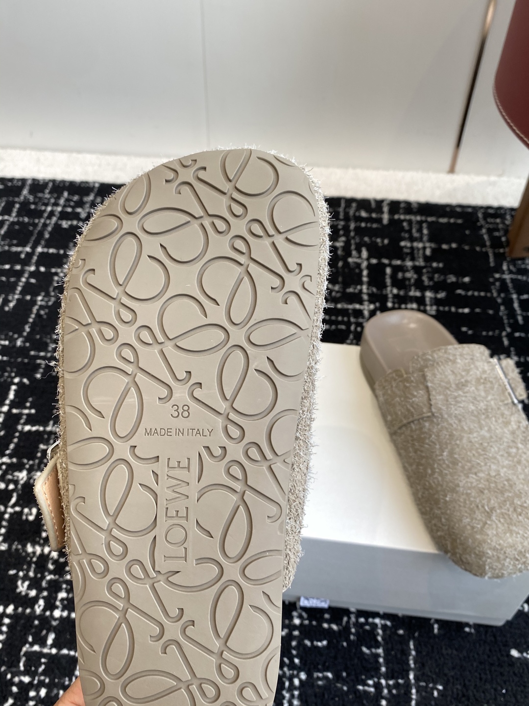 东莞代购级
罗意威新款LoeweCampo 博肯拖 包头拖 半拖 

Loewe全新Campo鞋来自秀场