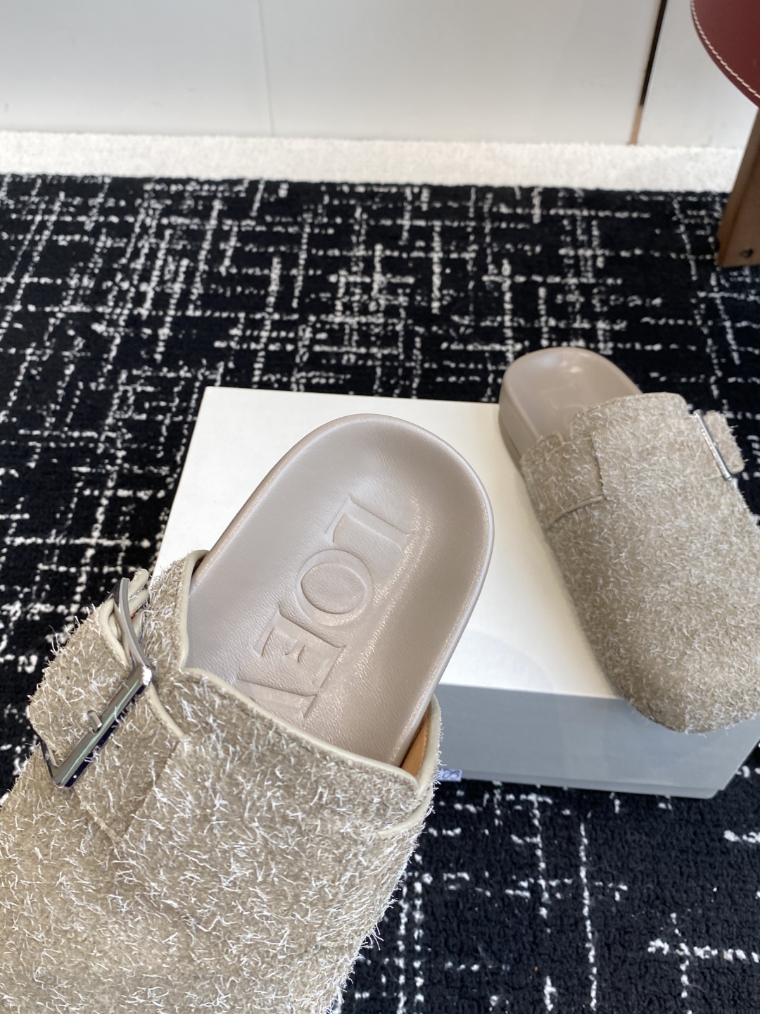 东莞代购级
罗意威新款LoeweCampo 博肯拖 包头拖 半拖 

Loewe全新Campo鞋来自秀场